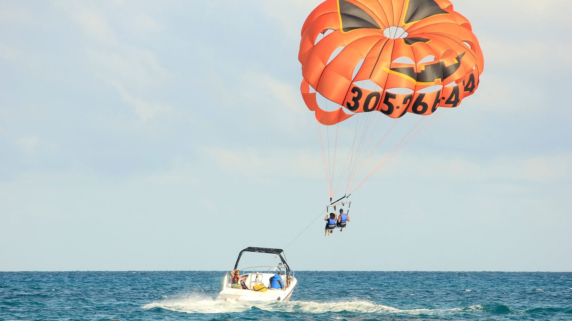 Parasailling, Overwhelming water sports in Bali 