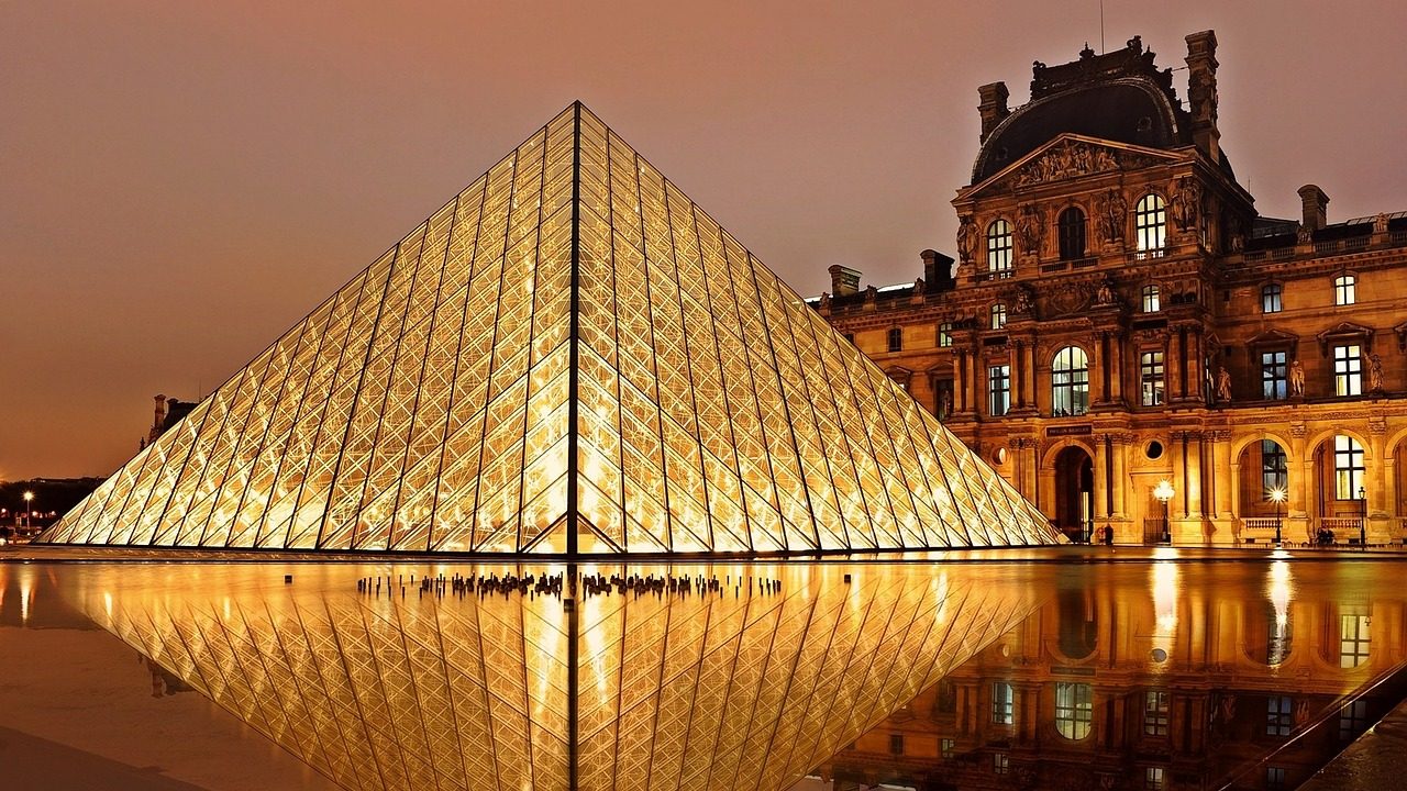 Musée du Louvre. Paris on budget.